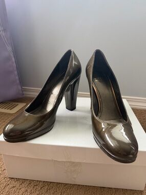 Stuart Weitzman Patent Leather Platform Pumps – Metallic Taupe/Bronze – Size 9.5